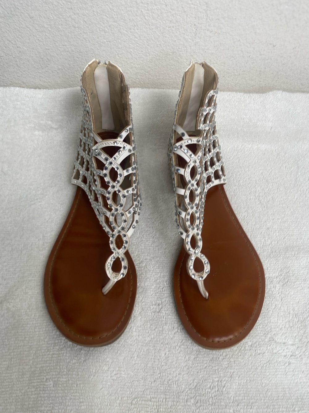 Zigi Soho Women's White Scalloped Bling Sandal Size 8 Coastal Vacation Girly